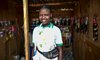 Sierra Leone: Amara vor ihrem Friseursalon