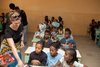 Äthiopien: Larissa von Don Bosco Mondo verteilt Schulhefte in der Klasse