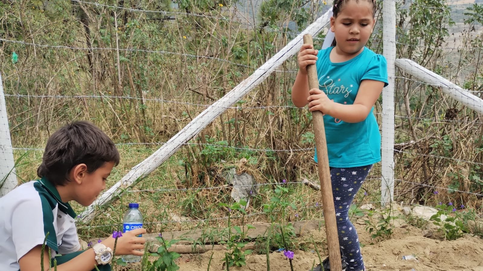 Kolumbien: Kinder bei der Gartenarbeit