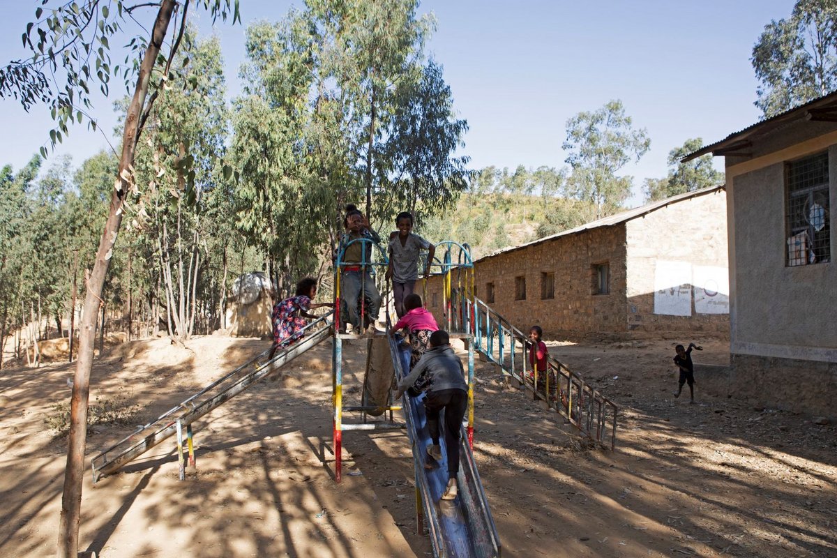 Äthiopien: Spielende Kinder im Freien