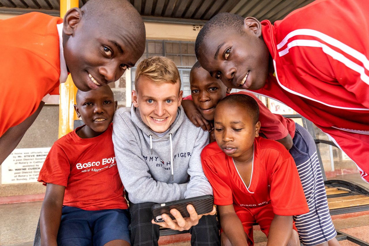 Kenia: Luke Kelly mit Jungs bei Don Bosco