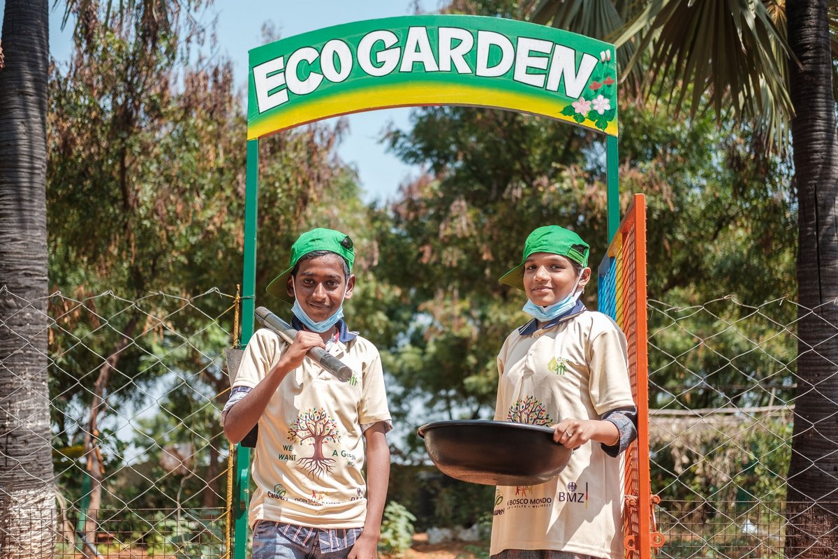 Indien: Zwei Jungs vor ihrem Eco Garden