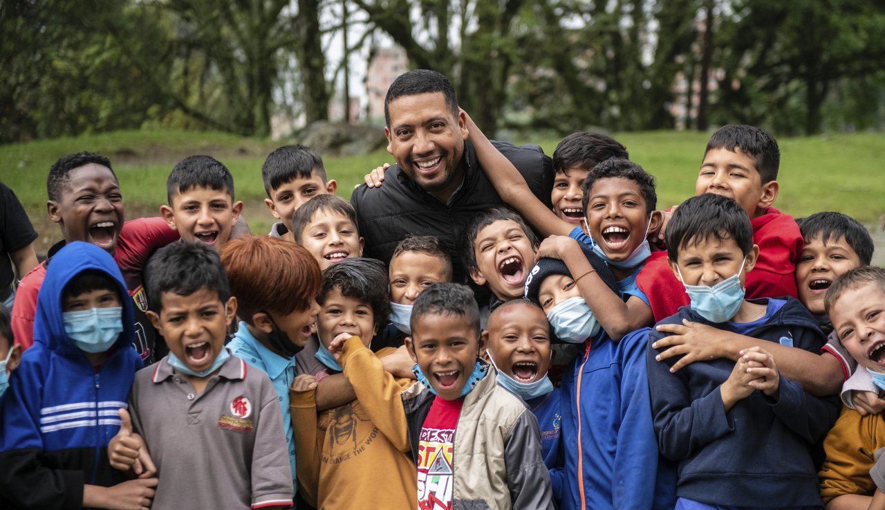 Kolumbien: Kindergruppe mit Direktor